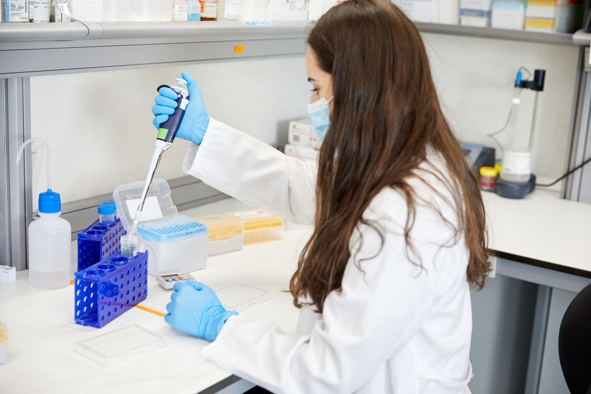 Científico en laboratori - Cris Contra el Cáncer
